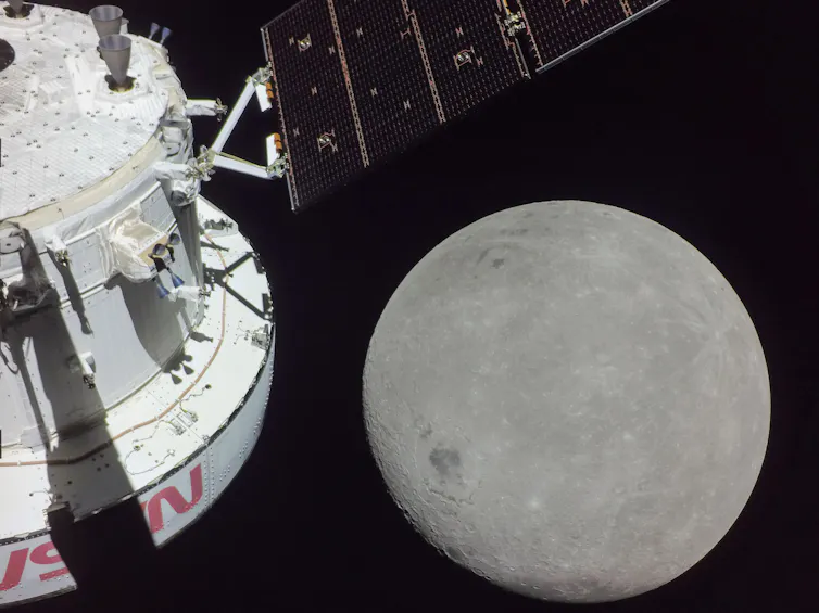 Orion e a Lua.