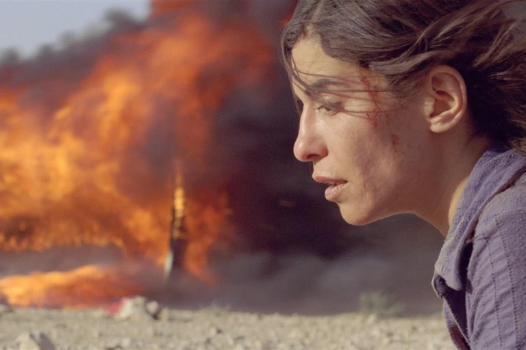 Una mujer de perfil ante un incendio.