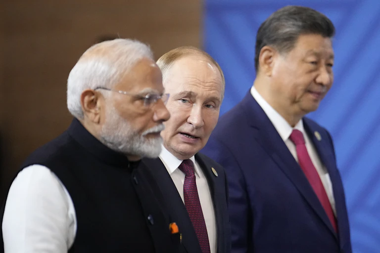 Modi, Putin and Xi stood next to each other.