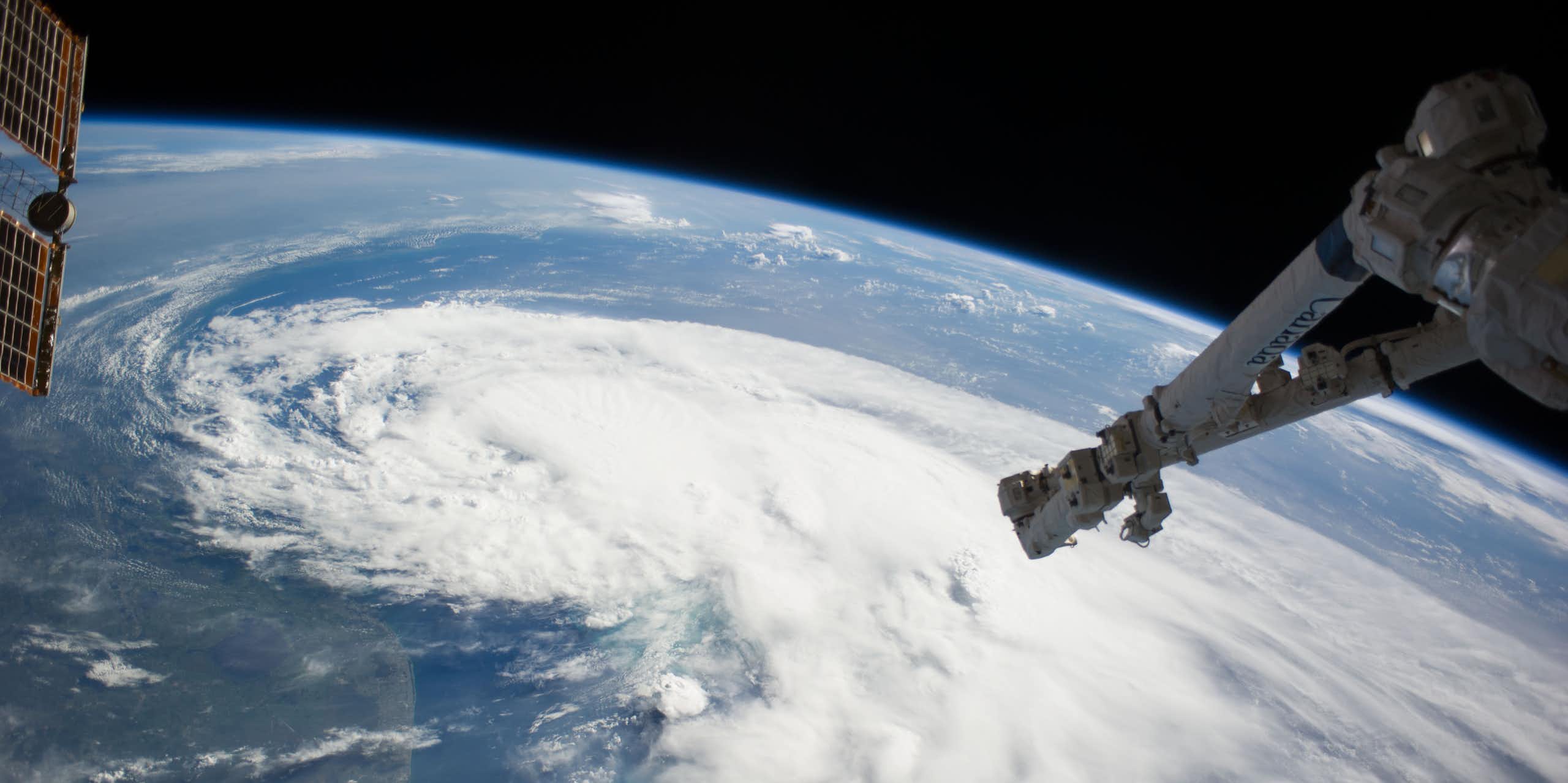 Why does everything look flat even though the Earth is round?