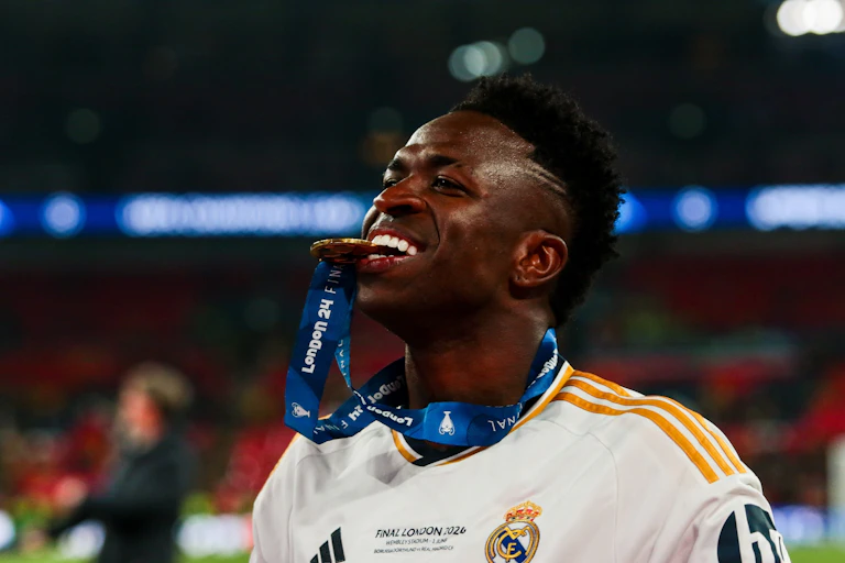 Vinícius Júnior muerde una medalla.