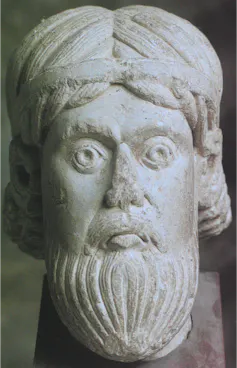 Cabeza de estatua-columna de la catedral románica de Astorga.