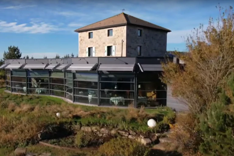 Le restaurant Régis et Jacques Marcon, dans un paysage rural de Haute-Loire.