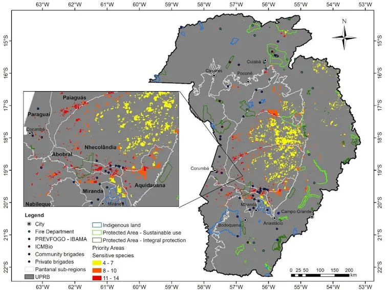 Mapa mostra a Bacia Hidrográfica do Alto Paraguai, com pontos marcados em amarelo, laranja e vermelho. Pontos pretos marcam as brigadas de incêndio
