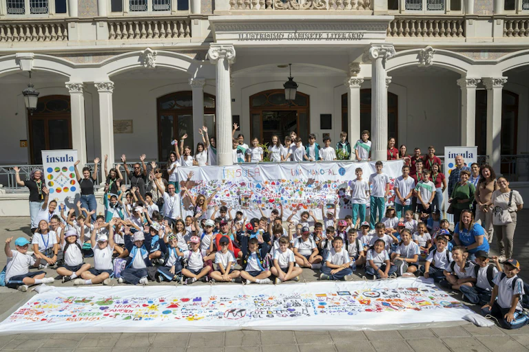 Niñas y niños de centros escolares de Gran Canaria dejaron su huella en una gran pancarta, con un lema: ‘Echemos una mano al planeta’.