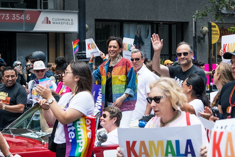 Kamala Harris con una chaqueta de colores brillante rodeada de gente en el desfile del Orgullo de San Francisco en 2019.