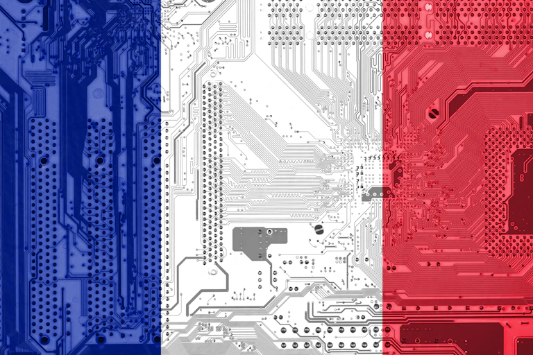 un drapeau tricolore surimprimé sur un circuit électronique