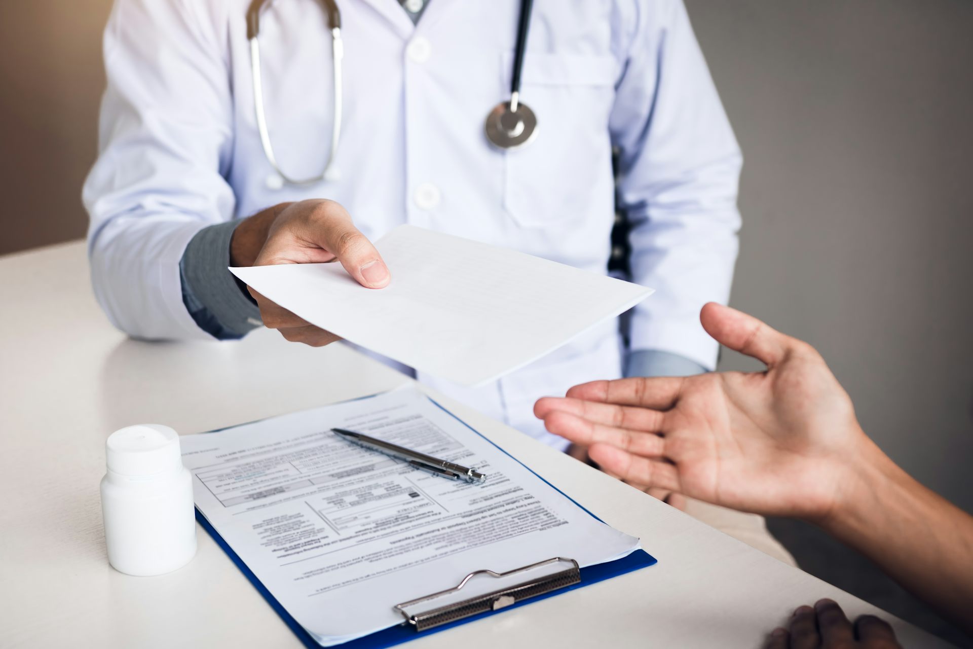 Hanya dokter yang dapat mendiagnosis penyakit serta merekomendasikan jenis antibiotik yang tepat.