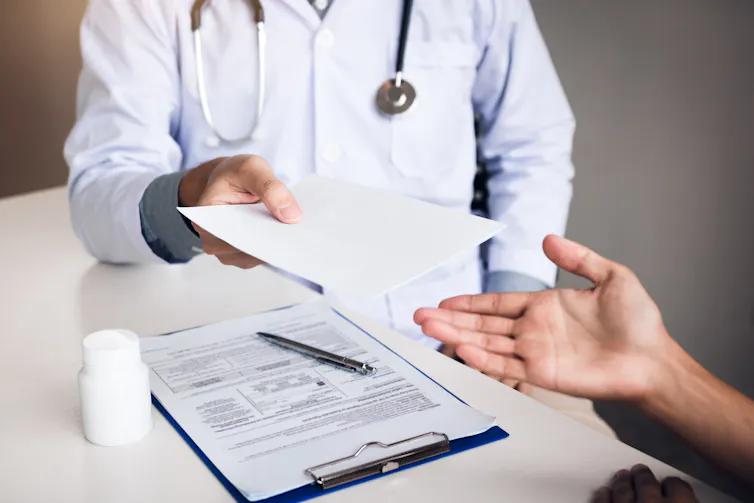 Hanya dokter yang dapat mendiagnosis penyakit serta merekomendasikan jenis antibiotik yang tepat.