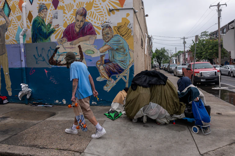 Dans un quartier de Philadelphie, aux n à Philadelphie en Pennsylvanie, aux États-Unis , des personnes vivent dans la rue, dont certaines sont dépendantes à la drogue.