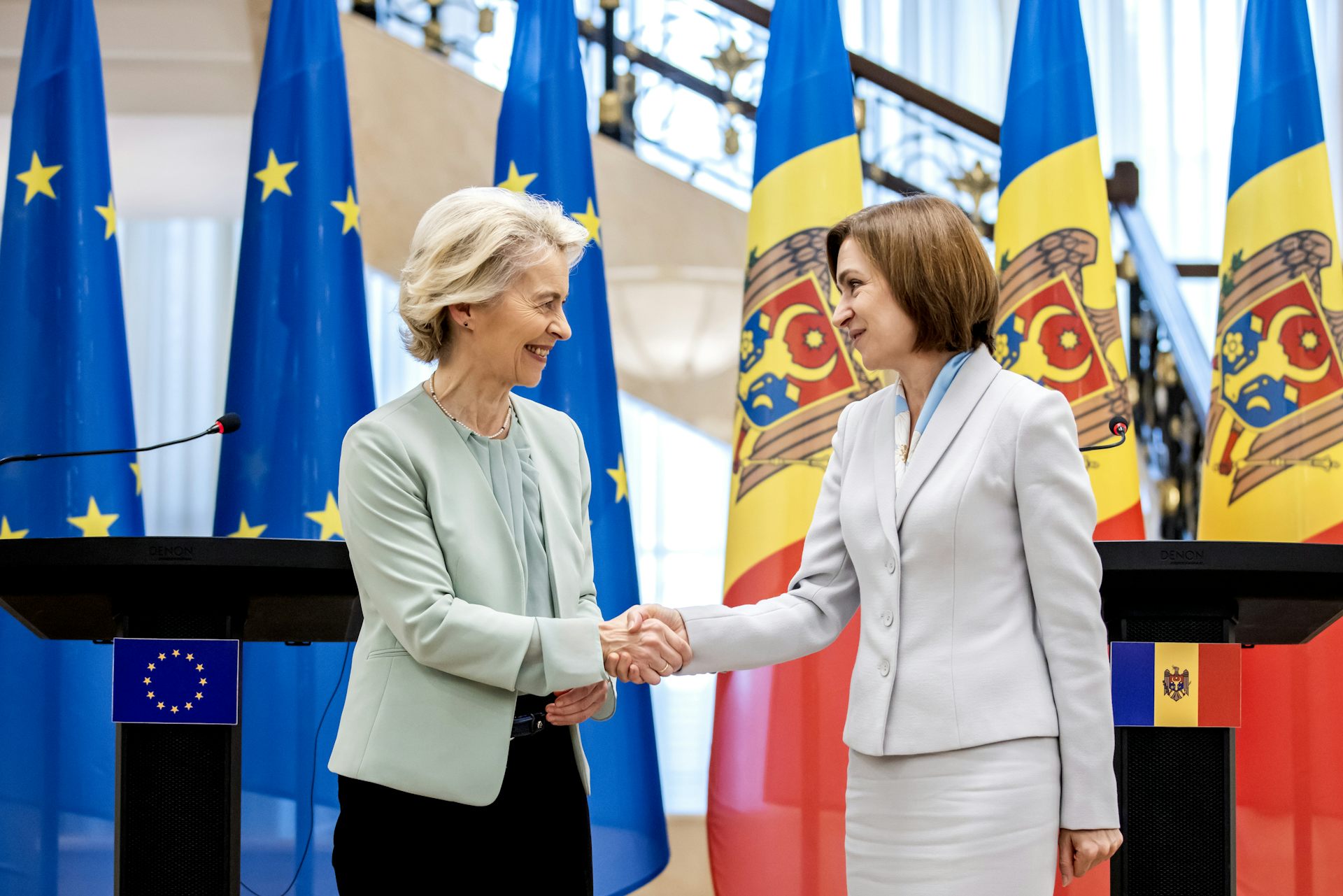 Moldovan president Maia Sandu shakes hands with EU commission president, Ursula von der Leyen