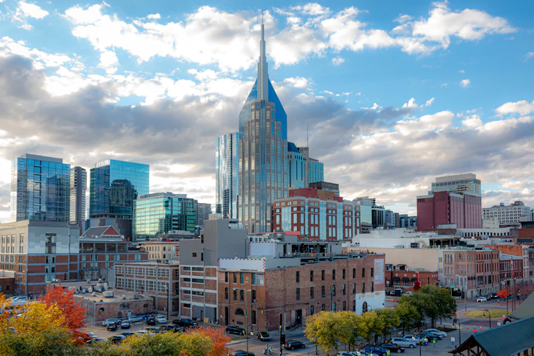 Une photo du centre ville de Nashville avec un ciel nuageux