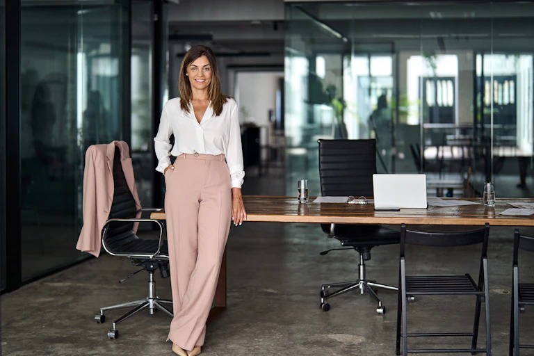 Une femme debout dans un bureau