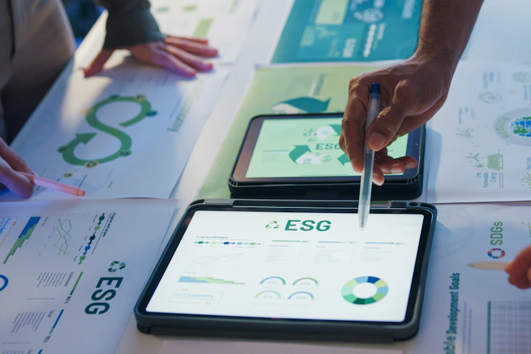 des feuilles et une tablette avec ESG