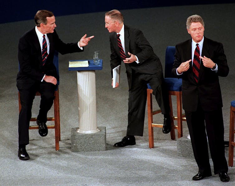 Bush, Perot e Clinton sul palco del dibattito.