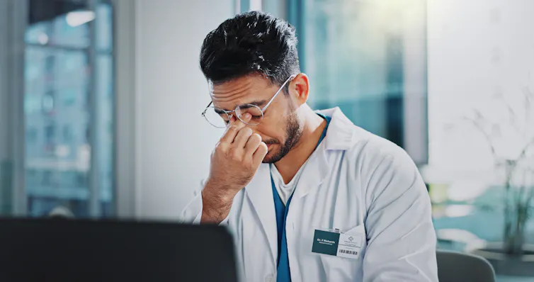 Kurangnya insentif finasial maupun fasilitas, membuat banyak dokter enggan bekerja di daerah terpencil.