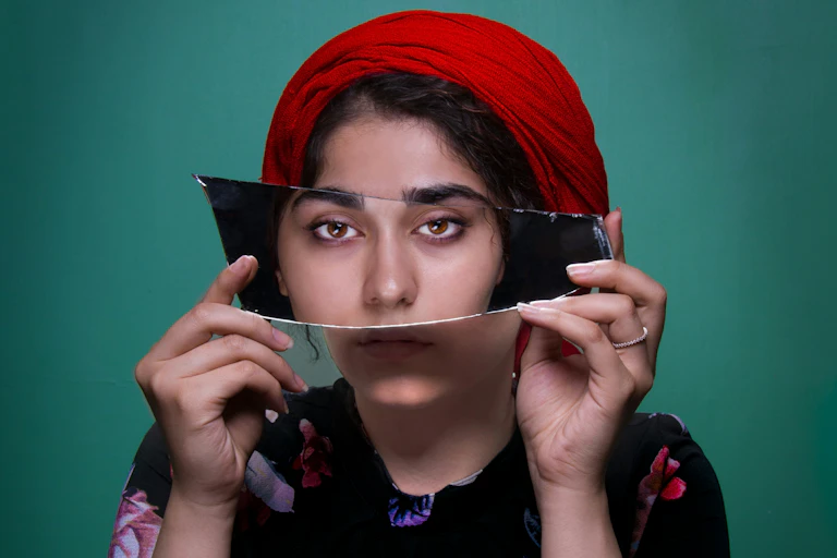 femme tenant un miroir devant les yeux