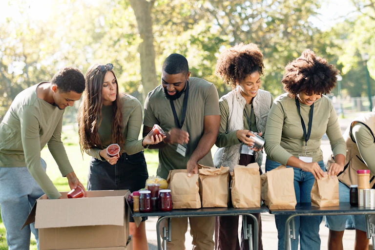 Un groupe de bénévole prépare une distributions alimentaire.