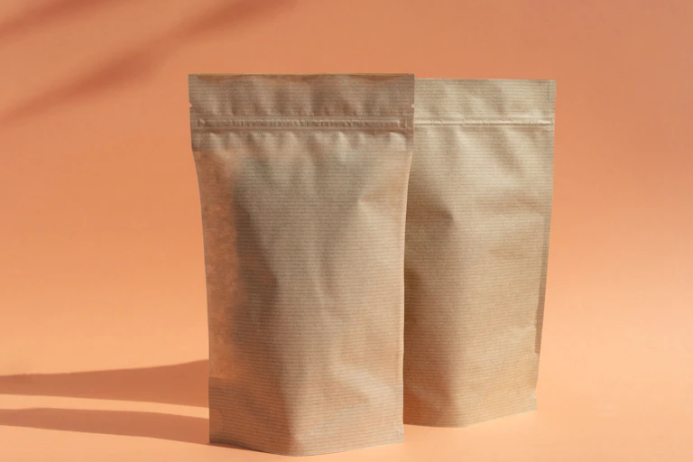 Deux paquets de thé en kraft sans aucune indication