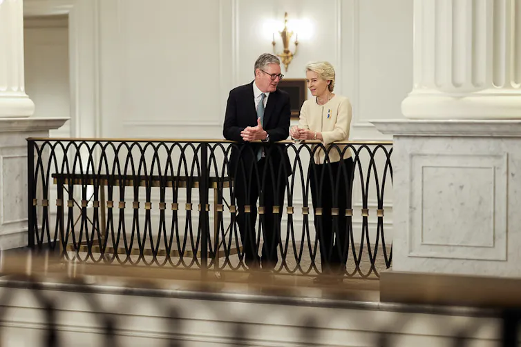 Keir Starmer talking with Ursula von der Leyen