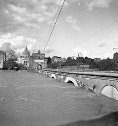 Fotografía del puente Milvio de Roma inundado en noviembre de 1937.