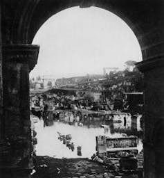 El foro romano inundado en una imagen del fotógrafo italiano Giuseppe Primoli de 1892.