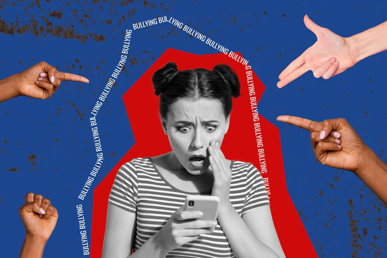 Une jeune fille qui regarde un smartphone.