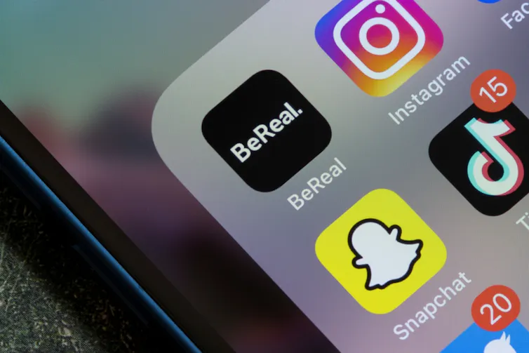 Icônes d’application de BeReal, Instagram, Snapchat et TikTok sur un iPhone
