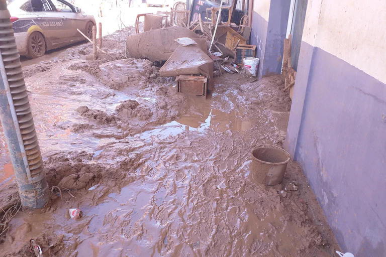 Una acera cubierta de barro marrón.