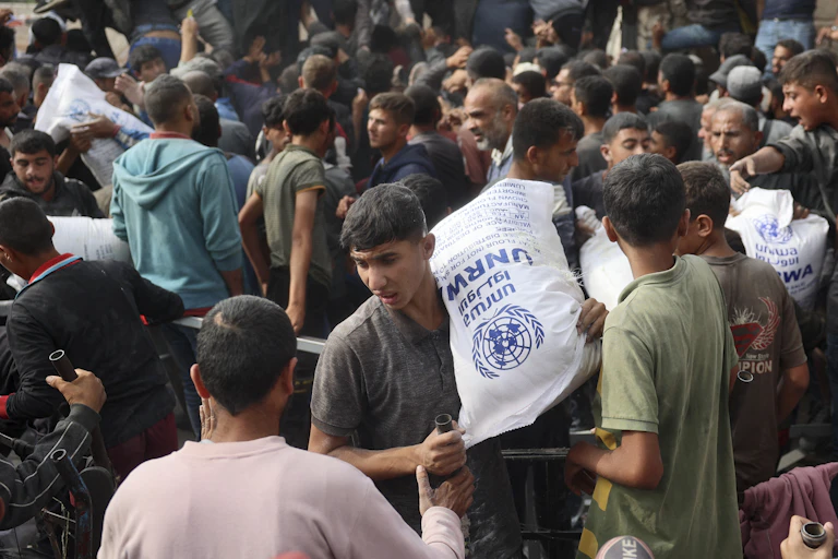 Distribution de sacs de farine par l'UNRWA dans la bande de Gaza.