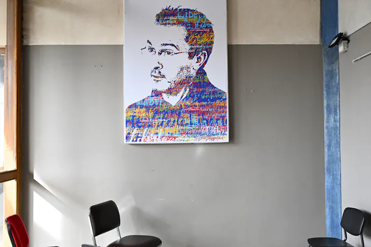 Un portrait de l’enseignant français assassiné Samuel Paty lors d’une cérémonie d’hommage à l’école du Bois d’Aulne à Conflans-Sainte-Honorine (78), 16 octobre 2023