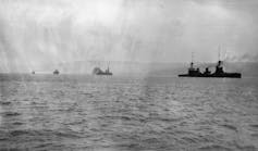L’escadre australienne entrant dans le port de Simpson, à Rabaul, en septembre 1914