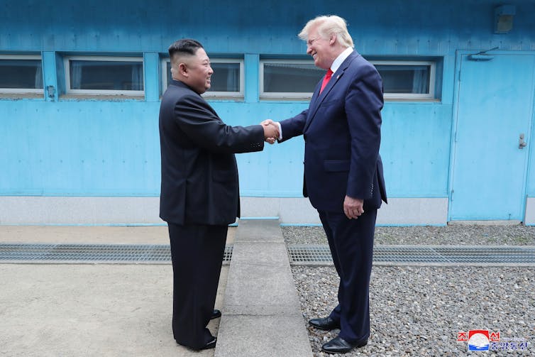 Donald Trump estrechando la mano de Kim Jong-un