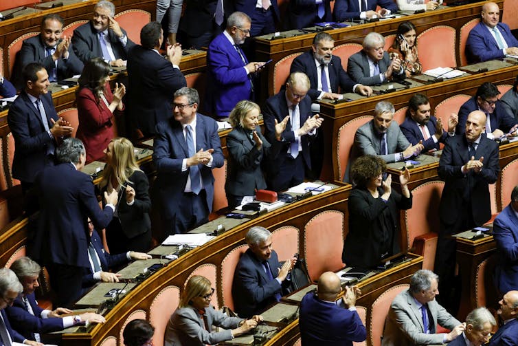 Membros do Senado italiano na Câmara aplaudindo.