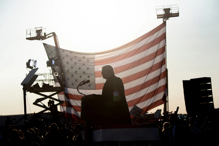 Silhouette de Donald Trump devant le drapeau des États-Unis.