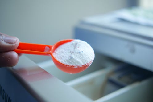 What’s the difference between liquid and powder laundry detergent? It’s not just the obvious