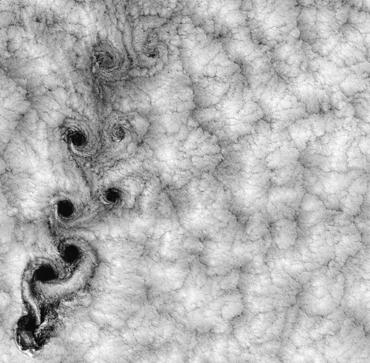 photo de nuages et de tourbillons formés par la présence d’une île