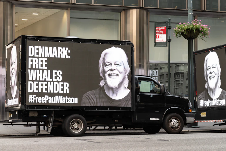 un camions avec une photo de paul watson et le slogan qui demande au danemark de libérer le défenseur des baleines