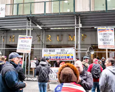 Manifestants rassemblés devant le Trump Building (New York) pour contester l’interventionnisme de Donald Trump dans la vie politique du Venezuela