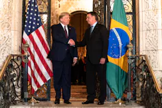 Jair Bolsonaro et Donald Trump se serrant la main lors d’une visite officielle