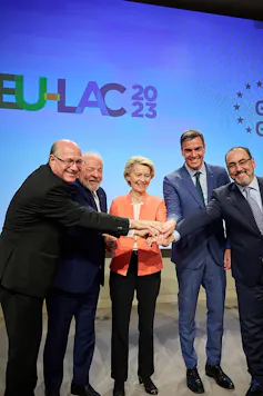 Ilan Goldfajn (président de la banque interaméricaine de développement), le président Lula, Ursula von der Leyen (présidente de la Commission européenne), le président espagnol Pedro Sánchez et Sergio Díaz-Granados, ancien ministre du commerce colombien