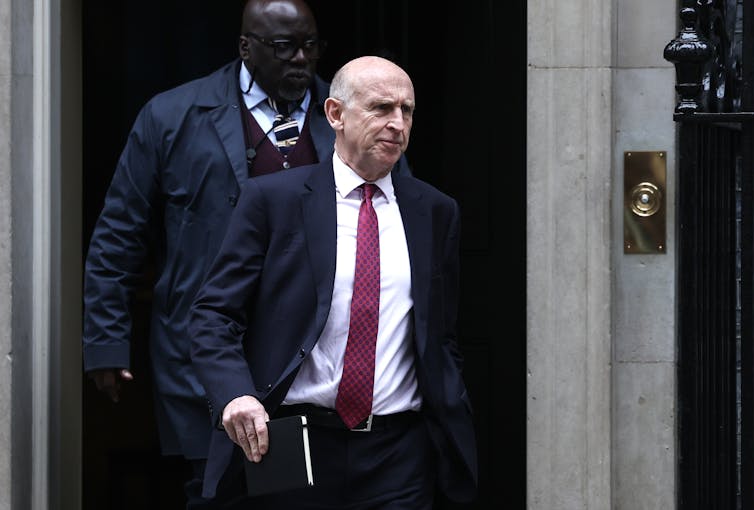 John Healy saindo do número 10 da Downing Street