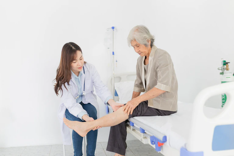 Layanan fisioterapi di puskesmas berperan penting dalam pemulihan kondisi kesehatan pasien stroke.