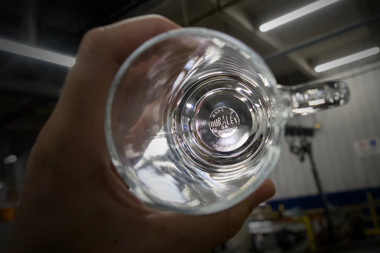 Un verre Duralex, le poinçon de la marque apparaît au fond.