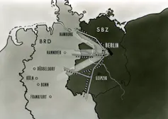 Carte postale indiquant les connexions entre la RDA et Berlin-Ouest (compris dans le même territoire)