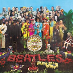 Icónica portada del álbum _Sgt Pepper s Lonely Hearts Club Band_ de los Beatles.