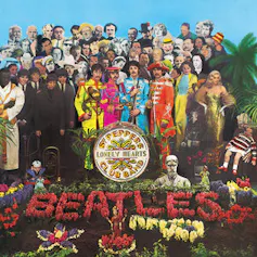 Icónica portada del álbum _Sgt Pepper s Lonely Hearts Club Band_ de los Beatles.