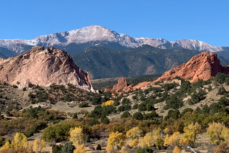 Pikes Peak visto de longe em um campo
