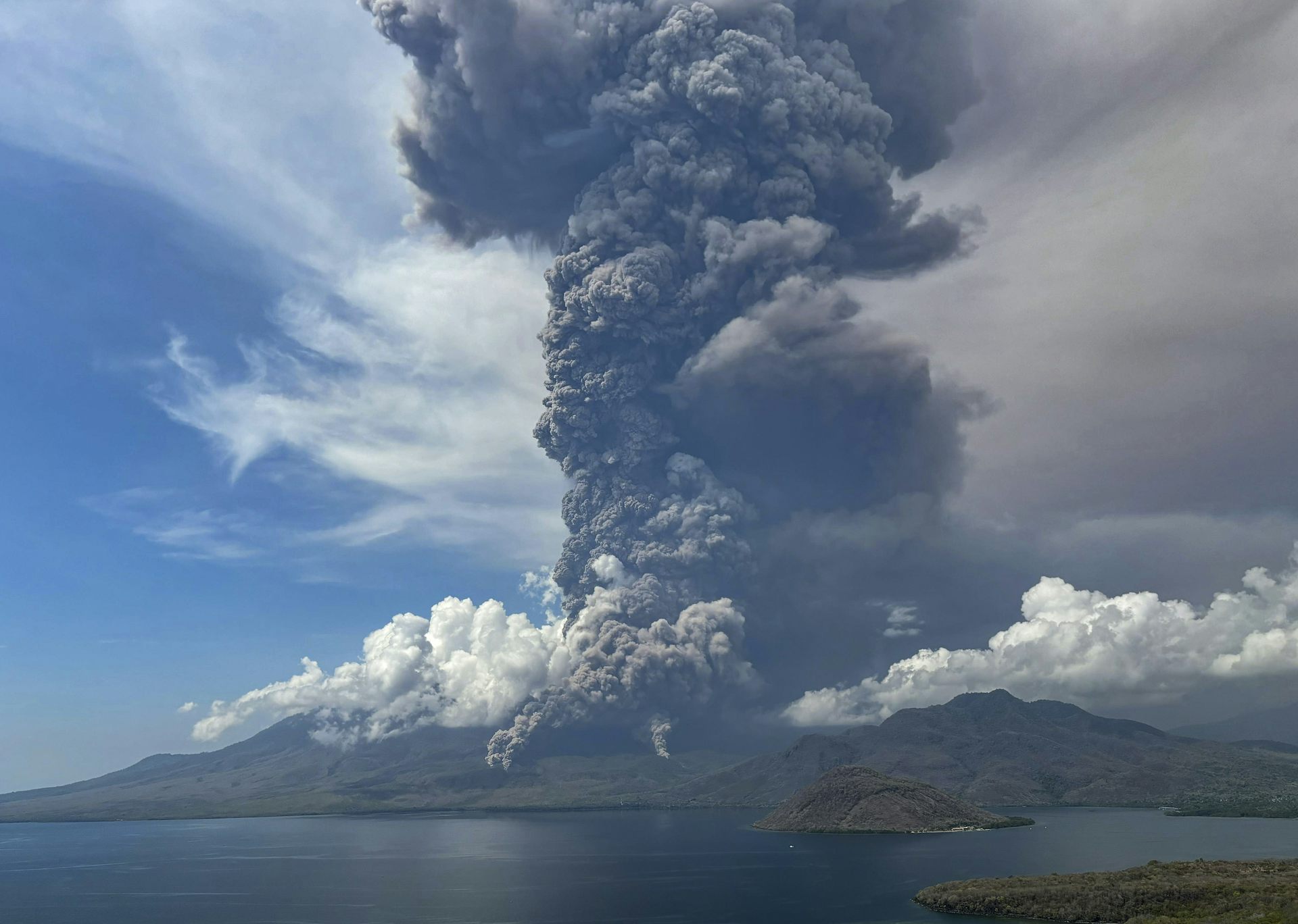 Airlines cancel flights after volcanic eruptions. An aviation expert  explains why that's a good thing, image size:1356x668