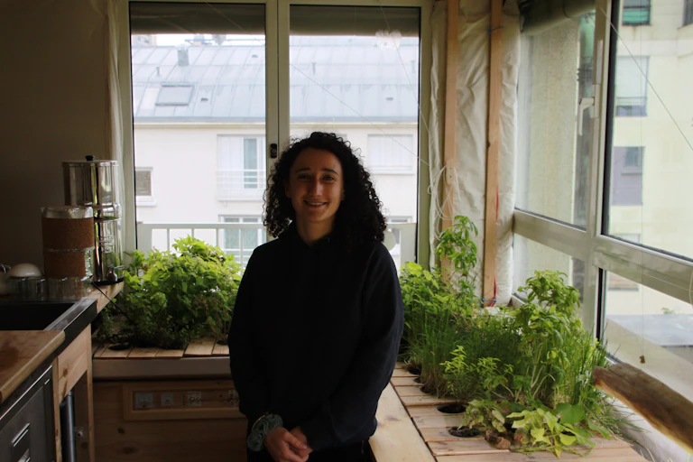 une jeune femme devant un potager d'intérieur
